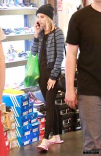 Emma Roberts feet photo thumbnail