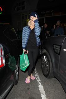 Emma Roberts feet photo thumbnail