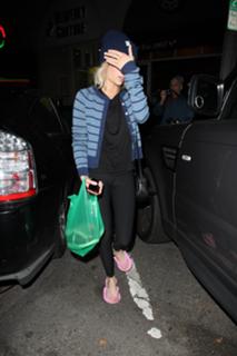 Emma Roberts feet photo thumbnail