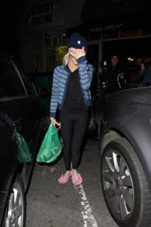 Emma Roberts feet photo thumbnail