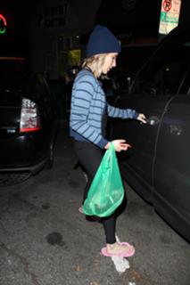 Emma Roberts feet photo thumbnail