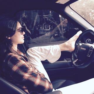 Kendall Jenner feet photo thumbnail