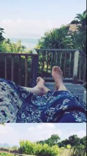 Jessica Alba feet photo thumbnail