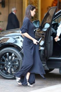 Kendall Jenner feet photo thumbnail