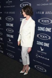 Anne Hathaway feet photo thumbnail