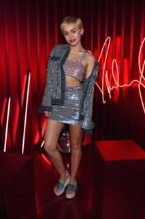 Miley Cyrus feet photo thumbnail