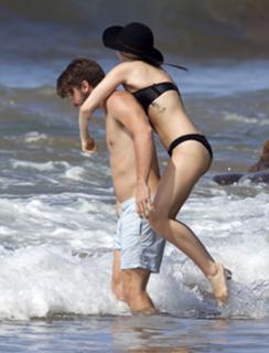 Miley Cyrus feet photo thumbnail