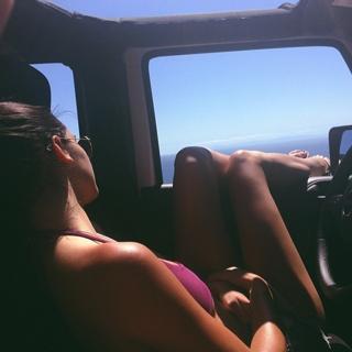 Kendall Jenner feet photo thumbnail