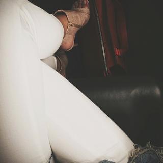 Kendall Jenner feet photo thumbnail
