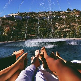 Kendall Jenner feet photo thumbnail
