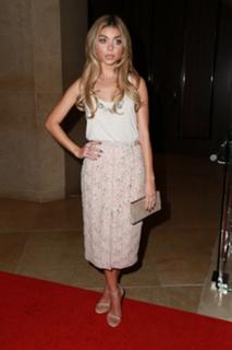 Sarah Hyland feet photo thumbnail