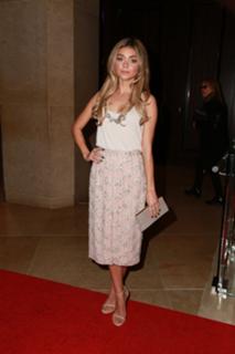 Sarah Hyland feet photo thumbnail