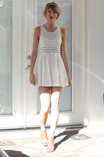 Taylor Swift feet photo thumbnail