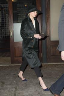 Jennifer Lawrence feet photo thumbnail
