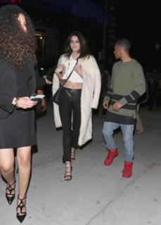 Kendall Jenner feet photo thumbnail