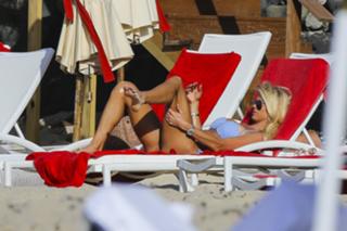 Victoria Silvstedt feet photo thumbnail
