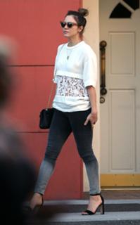 Katharine McPhee feet photo thumbnail