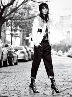 Kendall Jenner feet photo thumbnail