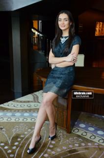 Amy Jackson feet photo thumbnail