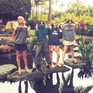 Taylor Swift feet photo thumbnail