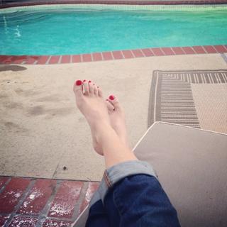 Angela Kinsey feet photo thumbnail