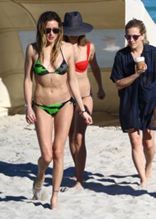 Katie Cassidy feet photo thumbnail