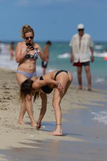 Katie Cassidy feet photo thumbnail