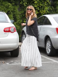 Jennifer Lawrence feet photo thumbnail