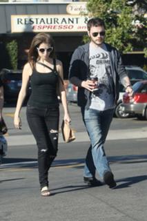 Anna Kendrick feet photo thumbnail