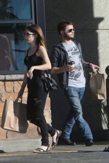 Anna Kendrick feet photo thumbnail