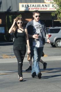 Anna Kendrick feet photo thumbnail