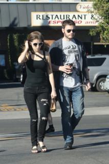 Anna Kendrick feet photo thumbnail