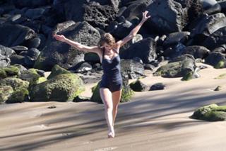 Taylor Swift feet photo thumbnail