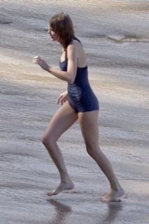 Taylor Swift feet photo thumbnail