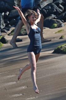 Taylor Swift feet photo thumbnail
