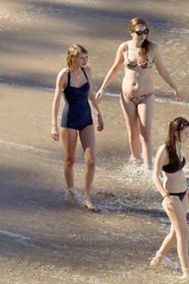 Taylor Swift feet photo thumbnail