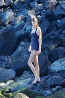 Taylor Swift feet photo thumbnail