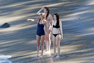 Taylor Swift feet photo thumbnail