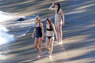 Taylor Swift feet photo thumbnail