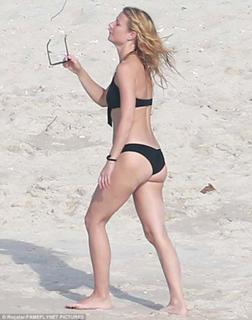 Gwyneth Paltrow feet photo thumbnail