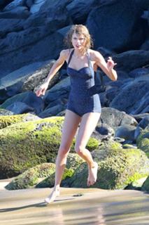 Taylor Swift feet photo thumbnail