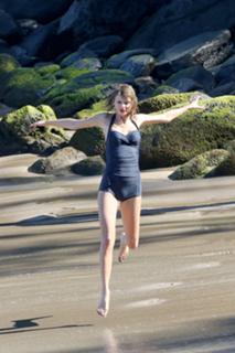 Taylor Swift feet photo thumbnail