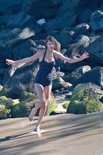 Taylor Swift feet photo thumbnail