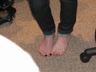 Hilary Duff feet photo thumbnail