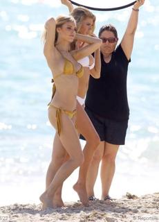 Charlotte McKinney feet photo thumbnail