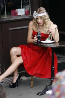 Taylor Swift feet photo thumbnail