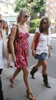Taylor Swift feet photo thumbnail