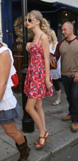 Taylor Swift feet photo thumbnail
