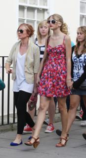 Taylor Swift feet photo thumbnail