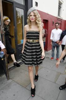 Taylor Swift feet photo thumbnail
